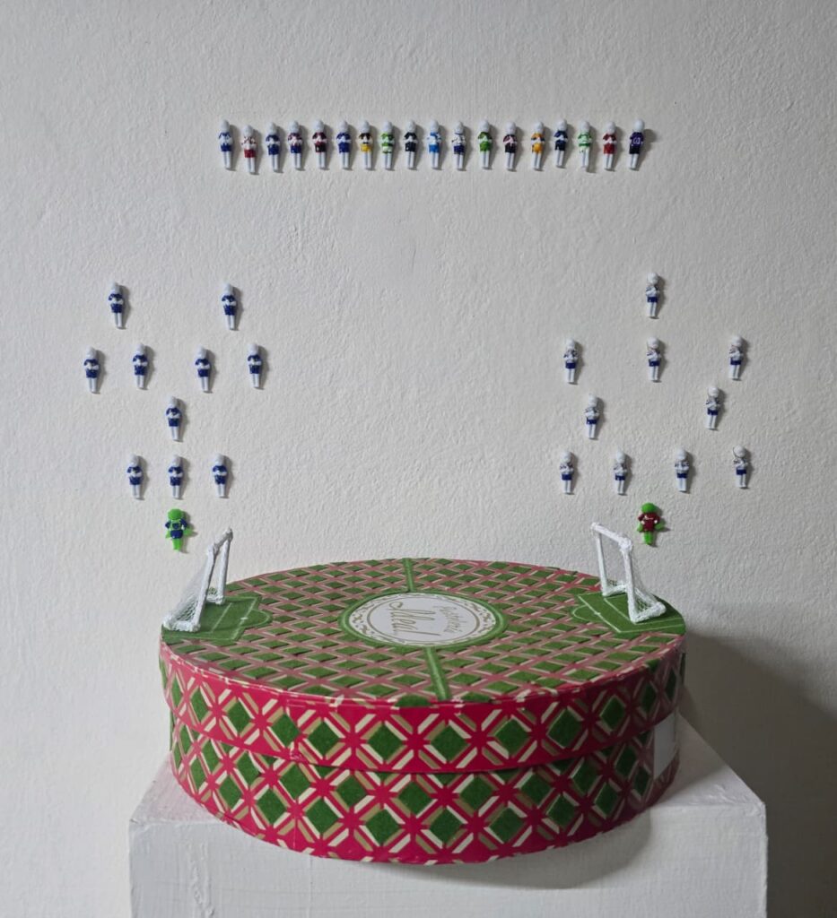 'Al balón le vale madres' hace una crítica al festejo mundialista 7 Al balón le vale madres reúne a más de 40 artistas
