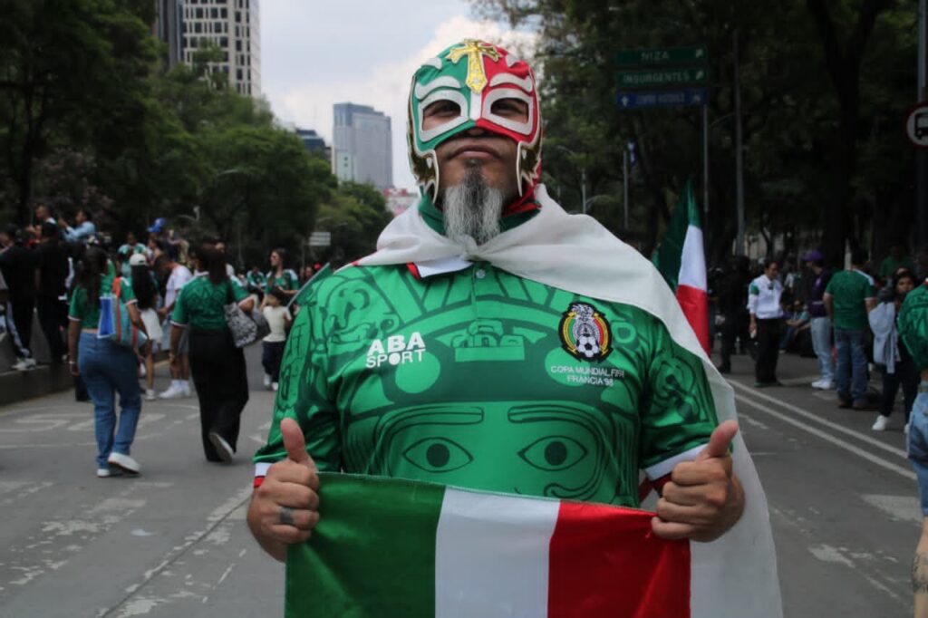 Festejan victoria del Tri entre banderas, abrazos y máscaras 7 Celebran triunfo del Tri más de 150 mil aficionados
