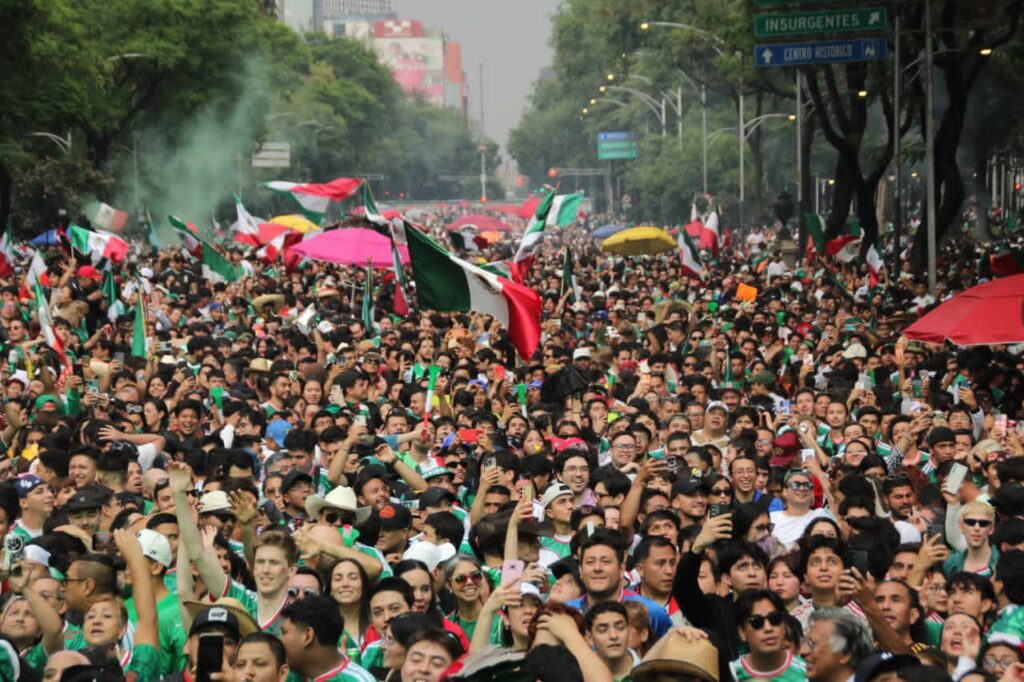 Festejan victoria del Tri entre banderas, abrazos y máscaras 6 Celebran triunfo del Tri más de 150 mil aficionados