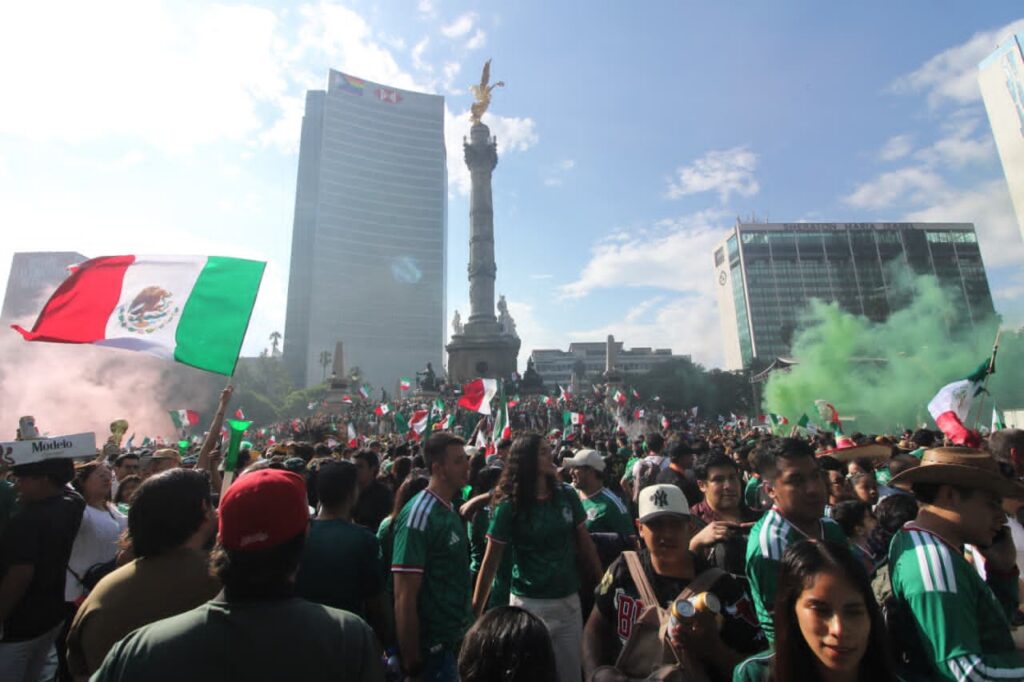 Festejan victoria del Tri entre banderas, abrazos y máscaras 8 Celebran triunfo del Tri más de 150 mil aficionados