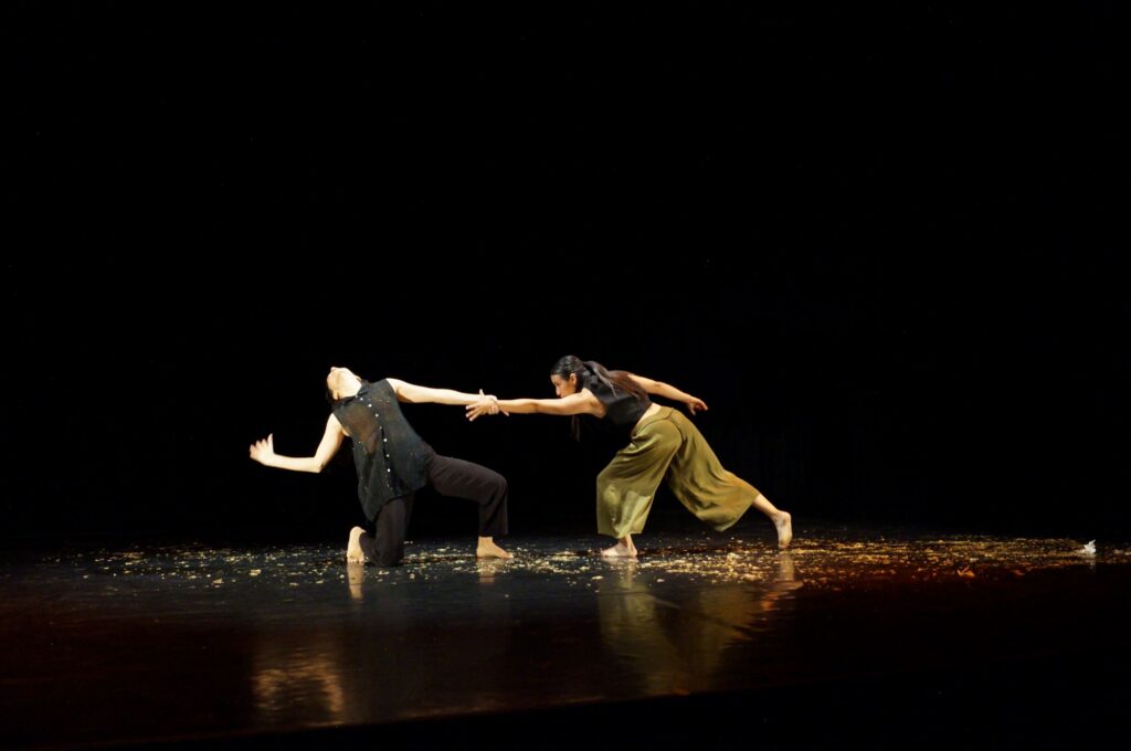 La obra 'Arraigo' entrelaza danza, teatro, botánica y música 7 Arraigo imagina nuevo modo de habitar el desarraigo