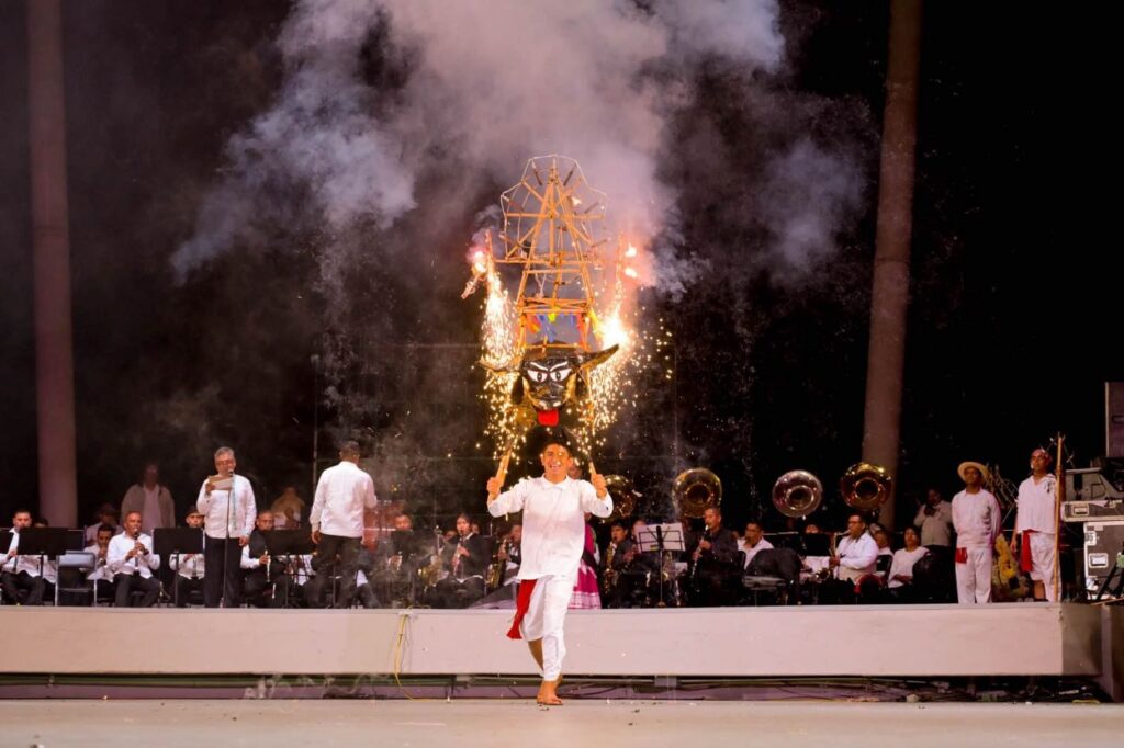 La Guelaguetza: pueblos comparten expresiones artísticas y tradición 7 Guelaguetza cierra con un caleidoscopio de colores