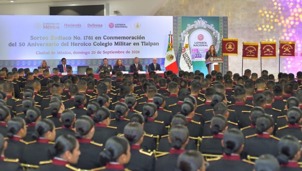 Cadetes del Heroico Colegio Militar se la juegan en Lotería 8 Cadetes del Heroico Colegio Militar juegan Lotería