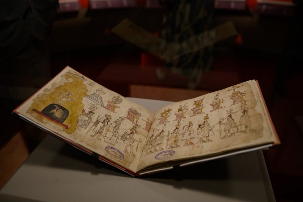 El Códice Azcatitlan se exhibe por primera vez en México 6 Presta Biblioteca de Francia El Códice Azcatitlan