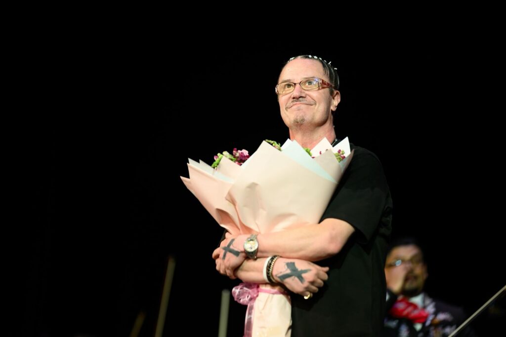 Mike Patton recupera canciones del pop clásico 8 Mike Patton recupera canciones del pop clásico