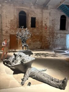 En la Bienal de Venecia: yo, jurado (III y último) 9 Nick Cave se presenta en la Bienal de Venecia