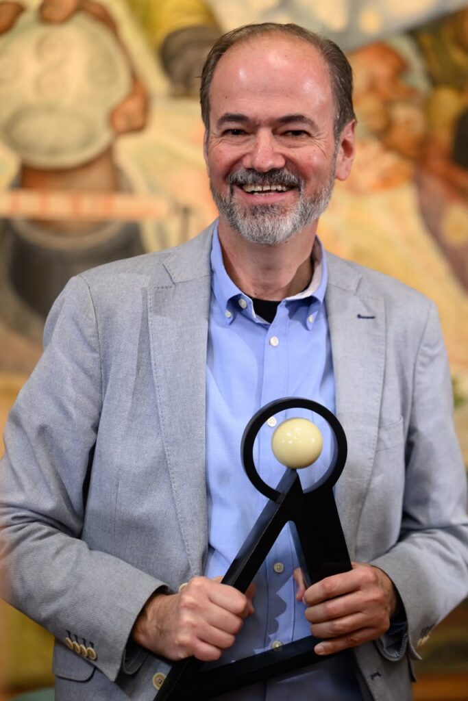 "Villoro nunca pierde de vista aquello que lo hace vulnerable y único" 7 Villoro acepta Premio Internacional Carlos Fuentes
