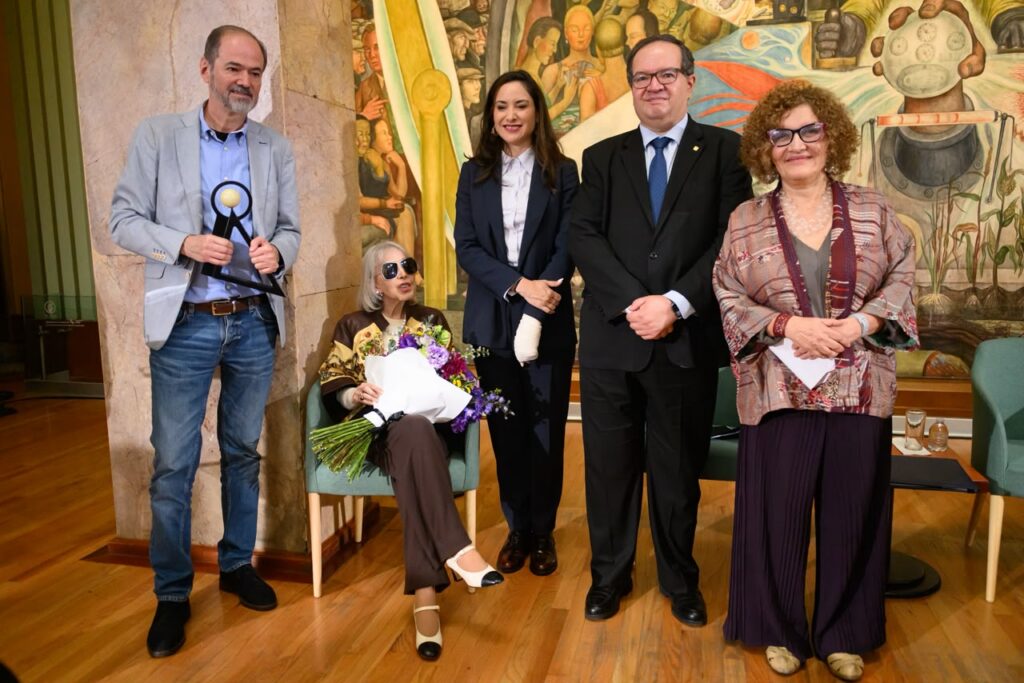 "Villoro nunca pierde de vista aquello que lo hace vulnerable y único" 6 Villoro acepta Premio Internacional Carlos Fuentes